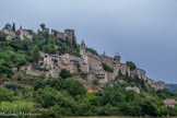 <center>Montbrun-les-Bains.</center> Le village est bâti sur le relief ocre brun d'un arasement de molasse calcaire, la célèbre 