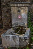 <center>Montbrun-les-Bains.</center> La fontaine de Ville est la plus ancienne fontaine publique de Montbrun-les-Bains. Elle date de la fin du XVIIe siècle. Elle est alimentée par la source du Colombier. Son débit parfois importait subit une forte baisse en été, mais elle ne se tarit jamais complètement.
Ce n’est qu’au cours des années 1880 que le captage de la source de Moussan, à trois kilomètres de Montbrun, a permis la création de plusieurs fontaines publiques, pour satisfaire les besoins d’une population d’environ 1 300 habitants : fontaines du Beffroi, de Notre-Dame, de l’Eglise, du portail Sainte-Marie, du Chabrérieux.
