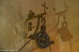 <center> La Bastide Marin </center> La ferronnerie en forme de croix et de fleurs de lys sur la poulie du puits intérieur.