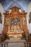 Chapelle des Trinitaires <br> Retable du chœur en bois de mélèze de François Perrier, menuisier niçois (1737) avec la Sainte Trinité, les statues de Saint Jean de Matha, à gauche,  et Saint Félix de Valois, à droite, fondateurs de l'ordre des Trinitaires. Au fronton une scène de la vision de Saint Jean de Matha. Au-dessous  un sarcophage de François Perrier (1743).