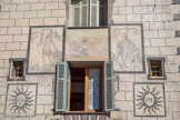 Saint-Etienne-de-Tinée. <br> Maison FABRI (1656). Saint Sébastien et Marie-Madeleine. Au centre, il y avait sans doute une Crucifixion. Les décors ont été restaurés, en 1957, par le fresquiste G. Ceppa, comme dans beaucoup d'autres batiments.