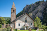 Saint-Dalmas-le-Selvage <br> L’église paroissiale Saint-Dalmas est un ancien prieuré de Pedona, construite dans un petit enclos. L'église, romane à l'origine, a été reconstruite à la fin du XVIIe siècle et au début du XVIIIe siècle. Elle est de style baroque montagnard. L'ancien clocher de l'église avait été abattu en 1716 sur ordre d'Erigio Emeric qui avait acheté le fief de Saint-Dalmas-le-Selvage avec le titre de comte en 1702. Il a été construit après l'achèvement de l'église, en 1718. Il montre la permanence des clochers de type roman alpin, avec une tour carrée coiffée par une haute pyramide. 
L'église est précédée d'un porche-auvent. La façade a été décorée de peintures reconstituées en 1983 par Guy Ceppa. Elles divisent la partie inférieure en trois nefs. La partie supérieure est un fronton triangulaire avec une ouverture elliptique surmontée d'une représentation de saint Dalmas à cheval, en légionnaire romain évangélisateur de la région et martyr au IIIe siècle.