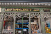 <center>Montélimar. </center> Pharmacie de 1ère classe. Cette distinction entre deux catégories de pharmaciens résultait de l’organisation des écoles de pharmacie mise en place par la loi du 21 germinal an XI. Pour obtenir son diplôme de pharmacien, un candidat se voyait offrir deux voies différentes : une formation exclusivement professionnelle représentée par un stage de huit ans ou une formation mixte constituée par trois ans de stage et trois ans d’études théoriques dans l’une des écoles nouvellement créées. Dans le premier cas, l’examen final avait lieu devant « les jurys de médecins et de pharmaciens établis dans chaque département pour la réception des officiers de santé ». Dans le second, cas, l’examen se déroulait dans les écoles devant un jury de professeurs de pharmacie et de docteurs en médecine. Seul le diplôme obtenu selon les secondes modalités permettait au pharmacien de s’établir sur toute l’étendue du territoire de la République. Les candidats reçus par des jurys départementaux ne pouvaient s’établir qu’à l’intérieur dudit département.