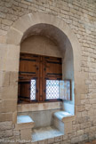 <center>Montélimar. Le château des Adhémar. </center> Fenêtre romane à coussièges.