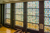 <center> Tribunal de Commerce. </center> Grande salle d'audience. Vitraux aux motifs géométriques.
