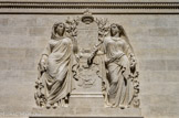 <center> Palais de Justice</center> Façade latérale : la Fermeté et la Modération sculptées par Pierre Travaux.