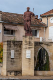 <center>Monteux. </center> La ville est très attachée à la statue de Saint Gens, Saint patron de Monteux. A l'issue du Grand Pèlerinage de Saint Gens en 2010, la statue de Saint Gens restaurée a retrouvé sa place face à la Porte Neuve, sur un socle entièrement aménagé en pierre du Beaucet (de la carrière de Saint Gens, au-dessus de l'ermitage). A ses pieds, une fontaine symb