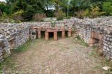 <center>Vaison-La-Romaine. </center>Ensemble thermal et palestre. le caldarium. Le foyer se présentait sous la forme de tunnel reliant l'espace de chauffe à l’hypocauste (sous-sol de la pièce à chauffer). L'air chaud se répandait dans le sous-sol et circulait à l'intérieur des parois du caldarium et du tepidarium par les tubuli (tubes de section rectangulaire tapissant les murs). Le sol des pièces reposait sur des pilettes recouvertes par de grandes briques qui recevaient une épaisse couche de mortier, puis par le revêtement décoratif. Le tout formait un sol suspendu de 30 à 40 cm d'épaisseur. Le baigneur se trempait dans de petits bassins et baignoires collectives