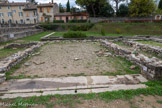 <center>Vaison-La-Romaine. </center> Salle d'apparat ou salle à manger. Maison au Dauphin (Ier s. av. J.-C. - IIe s. ap. J.-C.). Derrière, le bassin.