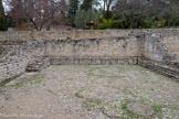 <center>Vaison-La-Romaine. </center> Triclinium ou salle à manger. Les grandes demeures du type de la Maison à l’Apollon lauré appartenaient à de riches notables, propriétaires terriens, qui avaient acquis la citoyenneté romaine. L’épigraphie nous apprend que certains Vaisonnais se sont éloignés de leur ville natale pour occuper d