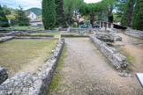 <center>Vaison-La-Romaine. </center> La Maison à la Tonnelle occupe plus de 3000 m2 étagés sur les pentes de la colline. Tout un jeu de sous-sols, de pièces semi-enterrées et d’escaliers devait donc assurer les liaisons entre les niveaux. Elle ouvrait sur le cardo maximus, axe principal nord-est/sud-ouest par deux accès. Cette maison est le résultat de la lente évolution d’une habitation rurale en maison de ville. Elle est organisée autour de nombreuses cours et jardins. Il est probable que les plus belles pièces étaient aménagées aux étages des ailes entourant sur trois côtés le grand jardin.
