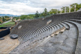 <center>Vaison-La-Romaine. </center> Le théâtre. Cavea : partie dotée de gradins et généralement divisés en « moeniana » (groupement de gradins séparés par un couloir de circulation).
