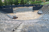 <center>Vaison-La-Romaine. </center> Le théâtre. Orchestra : espace plan demi circulaire de 30 m de diamètre. Il était séparé des gradins  par le « balteus », barrière de pierre épaisse.