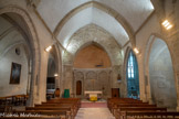 <center>Caderousse.</center> Eglise Saint Michel. Elle se compose d'une nef, de quatre travées et d'une abside semi-circulaire romane. Les chapelles latérales ont été rajoutées par la suite, c’est pourquoi il n’y a pas de continuité architecturale. L'origine de l'église remonte au Xème siècle. C'était à ce moment-là une simple chapelle de secours pour les habitants intra-muros. Il ne subsiste aujourd'hui plus aucune trace de cet édifice. Le seul vestige serait noyé dans l'actuel cul de four qui date de la fin de XIème. La nef centrale fut reconstruite et prolongée entre 1438 et 1446 en style ogival. Sa voûte incorpore des arcs doubleaux d'origine. Elle était recouverte d'une toiture. Entre 1478 et 1496 trois chapelles séparées par des murs de refend ont été bâties. Elles forment l'actuelle nef gauche. Entre 1489 et 1525 trois autres chapelles latérales de style gothique ont été également érigées. Ces six chapelles ont été construites par les familles de notables du village. Elles renferment des tombeaux.
