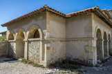 <center>Hôpital Caroline.</center>Pavillon des bains et buanderie. Depuis l'antiquité, on traitait les malades par fumigation, et ceci en vertu de la théorie des humeurs du temps d'Hippocrate, remaniée par Galien : il existait quatre humeurs, quatre tempéraments, et suivant leurs mélanges, on va attirer les humeurs hors du corps par des  lavements, des saignées, des vomissements. Dans la fièvre jaune, on avait remarqué que des bains tièdes amélioraient l'état des malades, d'où ce pavillon des bains. On calmait les douleurs avec l'opium, des massages de l'estomac avec des huiles aromatiques en contenant. Dans la pharmacie, on stockait une grande quantité de pots contenant toutes sortes de plantes, de mixtures dont la fameuse tériaque.