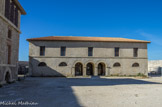 <center>Hôpital Caroline.</center>Au sud, le pavillon des services (aumônerie, cuisine, pharmacie, logement des chirurgiens). Derrière, le pavillon des morts, avec la salle de dissection, est caché à la vue des malades.