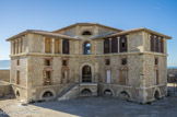 <center>Hôpital Caroline.</center>Pavillon des malades. Penchaud utilisa pour les chambres des malades un module de base carré qui va se répéter, quatre étant collés en formant une croix à une tour centrale octogonale. L’hôpital avait été construit sur une plate-forme surélevée, de telle sorte que le vent puisse chasser en permanence les « miasmes » responsables de la contagion. Pour ce faire, des ouvertures semi circulaires aménagées dans la partie basse des bâtiments entretenaient un courant d’air permanent, l’air étant aspiré dans la partie centrale par un escalier à vis.