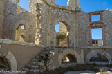 <center>Hôpital Caroline.</center>Deuxième bâtiment des malades. Par souci d'économie, les matériaux utilisés sont d'origine locale : les encadrements de porte, les chainages d'angles et la chapelle sont en pierres de taille de Fontvielle, sinon on a utilisé les  pierres de l'île et les briques de St Henri. C'est ce qui explique en partie la mauvaise conservation des bâtiments