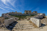 <center>Hôpital Caroline.</center>Rampe d'accès pour les malades débarqués dans la calanque de l'Eoube ou dans celle de Ratonneau. Après la disparition du choléra l'hôpital Caroline modifia sa vocation et du même coup son nom. En 1923, l'hôpital est rebaptisé Proust du nom d'un inspecteur général des services sanitaires. Il est alors devenu un établissement militaire où l'on soigne les malades en provenance d'Alger et des Armées d'Orient.