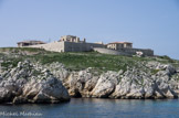 <center>Hôpital Caroline.</center>Entre 1822 et 1828 les îles connaissent une période de grande activité architecturale avec la construction d'une digue entre Pomègues et Ratonneau abritant le port Dieudonné - actuel Port Frioul - pour le mouillage des navires en quarantaine, et d'un nouveau lazaret au nord de Ratonneau : l'Hôpital Caroline, édifié sur les plans de l'architecte Penchaud, qui portera le prénom de la Duchesse de Berry, Marie-Caroline de Bourbon-Sicile. De conception originale, il permet la mise en application des théories sanitaires de l'époque : ventilation et eau de mer comme seuls remèdes, et répond à deux impératifs essentiels : l'isolement et la surveillance. Il est destiné à soigner les malades atteints de la fièvre jaune.