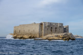 <center>L'île Degaby.</center>L'île Degaby, anciennement île du Fort de Tourville ou fort d'Endoume, et son petit fortin érigé en 1861.
Louis XIV décida, afin de renforcer les défenses de la rade, d'y faire bâtir un fortin sur les restes d'un aménagement provisoire. On donna à ce fort, terminé en 1703, le nom de l'Amiral d'Escadre de Tourville. 
En 1861, le Fort fut réorganisé. Très rapidement rendu inutile face à l’avènement des armes modernes, le fortin est cédé en 1914 par l’Armée à l’industriel marseillais André Laval qui l’offre à sa femme et artiste Liane Degaby. Somptueusement aménagé, le fort est ravagé par une bande de pillards en 1921.