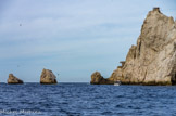 <center>Île Maïre.</center>Les Pharillons. Tout autour de l'île, des observatoires (en ruine) rappellent l'importance stratégique de la position de l'île.