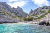<center>Île du Riou.</center>Calanque de Monastério et sa plage de sable.