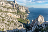 <center>Vue du belvédère. </center>La Grande Candelle, la calanque de Sugiton avec l'îlot du torpilleur et le doigt de Sugiton, l'aiguille de Sugiton au premier plan à droite.