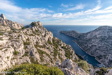 <center>Sur la piste du belvédère. </center>Sur la gauche de la piste, il y a un sentier qui mène au sommet du crêt de saint Michel. Calanque de Morgiou.