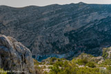 <center>Sur le chemin qui descend à la calanque de Morgiou.</center>Sous le crêt de st Michel. Le port de Morgiou.