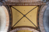 <center>La Basilique Cathédrale Sainte-Marie-Majeure</center>Les arcs en plein cintre forment un plan carré où s'insère la voûte d'arête. Au centre, le monogramme de Marie.