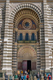<center>La Basilique Cathédrale Sainte-Marie-Majeure</center>Le porche central. Les céramiques ont été exécutées par Francesco et Camille Mora de Nîmes.