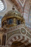 <center>La Basilique Cathédrale Sainte-Marie-Majeure</center>Le ciborium. De l'autre côté, les colombes picorent au pied d'une gerbe de blé.