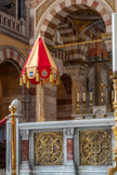 <center>La Basilique Cathédrale Sainte-Marie-Majeure</center>L'ombrellino pontifical, appelé pavillon ou gonfalon, est une sorte de parasol à demi ouvert, disposé en forme de tente, dont l'armature de bois est recouverte de bandes de soie, alternativement rouge et jaune. Le pavillon des basiliques majeures est lamé d'or et de velours rouge avec des franges d'or. Sa partie supérieure se termine par un globe surmonté d'une croix, en cuivre doré.