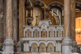 <center>La Basilique Cathédrale Sainte-Marie-Majeure</center>L'autel est composé d’un tombeau et d’un gradin.