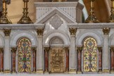 <center>La Basilique Cathédrale Sainte-Marie-Majeure</center>Le gradin est décoré de la même façon. Sur la porte du tabernacle, l'agneau repose sur le livre portant les sept sceaux.