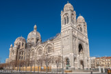 <center>La Basilique Cathédrale Sainte-Marie-Majeure</center>La cathédrale que l'on a appelée, comme l'ancienne, la Major ou Sainte-Marie-Majeure, a été bâtie de 1852 à 1893 dans le style byzantin (coupoles, décoration de mosaïques), mais avec le plan des églises gothiques et de nombreux détails empruntés à l'architecture romane. Louis-Napoléon Bonaparte pose la première pierre de la nouvelle cathédrale le 26 septembre 1852, elle est consacrée le 6 mai 1897. Les plans sont de l'architecte Léon Vaudoyer. A sa mort, en 1872, Henry Espérandieu reprend le chantier jusqu'à sa propre disparition en 1874. C'est enfin Henri Révoil qui achève la nouvelle cathédrale.