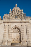 <center>La Basilique Cathédrale Sainte-Marie-Majeure</center>La fontaine des Trois Dauphins. Une fontaine bâtie en 1852 et oubliée sous des litres de béton armé coulés vers 1950 ! Un véritable trésor rénové avec soin.
 A cet emplacement avait été détruit en 1962 une fontaine en pierre de taille ainsi qu’un bel escalier à double volée qui assurait la jonction entre, d’une part le podium de la Major, et d’autre part, les Voûtes et les quais où accostaient les navires de commerce via une passerelle en béton de 18 mètres de large.