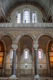 <center>La Basilique Cathédrale Sainte-Marie-Majeure</center>Les nefs latérales, percées dans l’épaisseur des piles, portent les tribunes (triforrium) soutenues d’une triple arcature reposant sur des colonnes monolithes en porphyre à chapiteaux de marbre sculptés de feuillage.