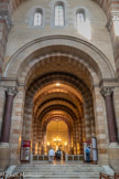 <center>La Basilique Cathédrale Sainte-Marie-Majeure</center>Le transept Est. Sur la gauche de la chapelle st Joseph s'ouvre la chapelle de saint Lazare.