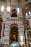 <center>La Basilique Cathédrale Sainte-Marie-Majeure</center>Sept marches font passer du transept aux sanctuaires.