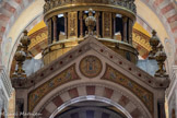 <center>La Basilique Cathédrale Sainte-Marie-Majeure</center>Le ciborium. Sur le fronton, le M de Marie avec le A, ce qui signifie Ave Maria. Ou bien, si au centre c'est la lettre théta (et pas A), cela signifie THEOU HUIOS, c'est-à-dire “fils de Dieu”.