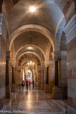 <center>La Basilique Cathédrale Sainte-Marie-Majeure</center>Déambulatoire côté Ouest. Le déambulatoire contourne le sanctuaire et dessert six chapelles absidiales dont deux ont reçu leur revêtement de mosaïques et leur décoration de marbres polychromes.