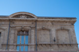 <center>Mairie des 2ème et 3ème arrondissements</center>Dans le fronton, un écusson avec le mot Travail. Sous la corniche, une frise porte des noms de scientifiques français du XVIIIe siècle.. Ici Van Der Monde, Prony, Vauquelin..