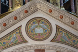 <center>La Basilique Cathédrale Sainte-Marie-Majeure</center>Le ciborium. De l'autre côté, les colombes picorent au pied d'une gerbe de blé. Sur la table, trois osties avec un croix.
