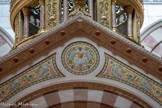 <center>La Basilique Cathédrale Sainte-Marie-Majeure</center>Le ciborium. Au fronton, des colombes s'abreuvent à un baquet recueillant le jus d'une grappe de raisin.