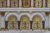 <center>La Basilique Cathédrale Sainte-Marie-Majeure</center>Au tombeau, trois arcatures avec mosaïques à fond d’or, séparées par des pilastres et des chapiteaux en bronze doré.