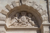 <center>La Basilique Cathédrale Sainte-Marie-Majeure</center>La fontaine des Trois Dauphins. Deux angelots supportent les armes de la ville de Marseille, avec l'inscription Massilia Civitas.