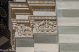 <center>La Basilique Cathédrale Sainte-Marie-Majeure</center>Chapiteau de droite. De chaque côté de la croix, une colombe et un grappe de raisin. Sur le chapiteau du second plan, un lion.