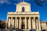 <center>La façade. </center> En pierres de Pélissanne, elle est précédée par un péristyle orné de huit colonnes d'ordre ionique. Dans le prolongement des colonnes, huit socles devaient porter huit statues de quatre mètres de haut. La partie supérieure de la façade se compose de quatre pilastres corinthiens soutenant un fronton triangulaire.